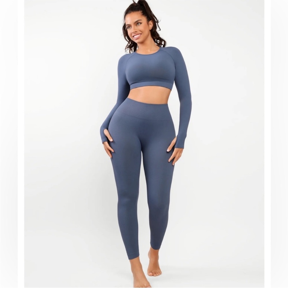 Cosmolle AirWear Long Sleeve top & High-Waist Legging Set Size M Blue